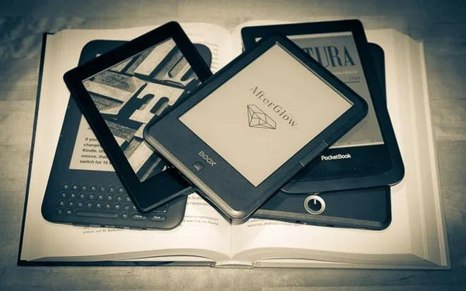 Jaki czytnik e-booków wybrać? Porównanie Kindle, Kobo, PocketBook i BOOX