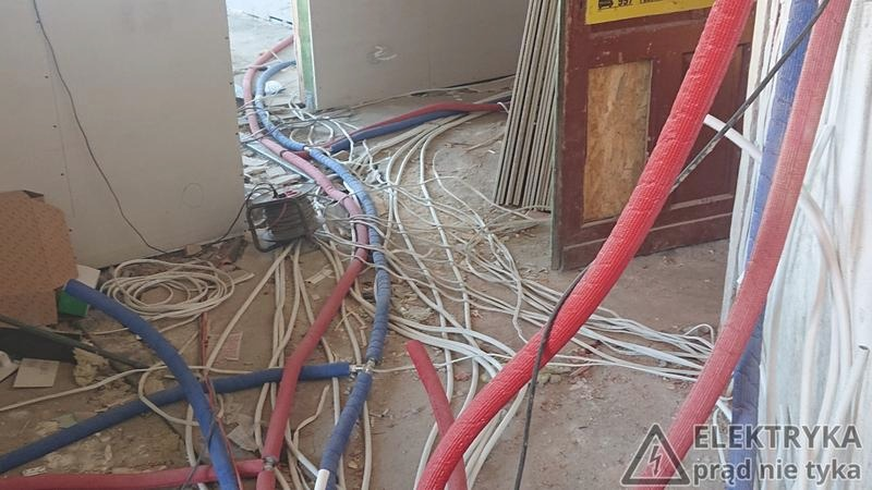Wymiana instalacji elektrycznej bez kucia – sposób na brak demolki